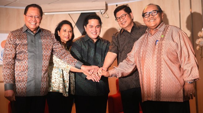 


Menteri BUMN Erick Thohir (tengah) berjabat tangan dengan para mantan Menteri BUMN, Rini Soemarno (kedua kiri), Mustafa Abubakar (kiri), Laksamana Sukardi (kedua kanan) dan Soegiharto, saat serah terima jabatan di Kementerian BUMN, Jakarta, Rabu (23/10/2019). [ANTARA FOTO/Akbar Nugroho Gumay]