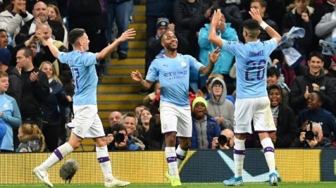 Gelandang Manchester City Raheem Sterling (tengah) merayakan golnya ke gawang Atalanta setelah mencetak hat-trixk dalam pertandingan grup C Liga Champions di Etihad Stadium, Manchester. Paul ELLIS / AFP