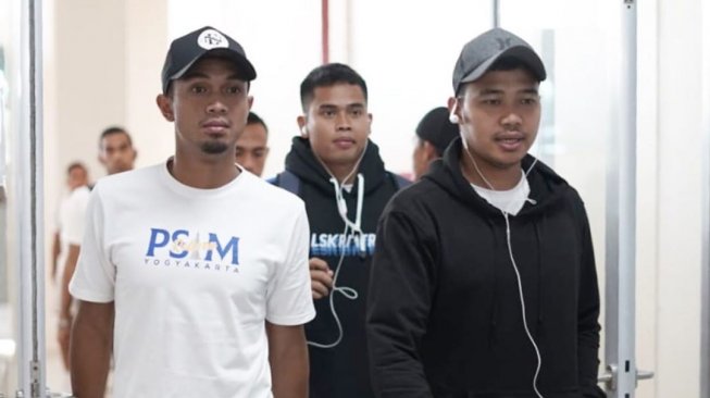 Bek PSIM, Achmad Hisyam Tolle (kiri). (Instagram/@psimjogja_official)