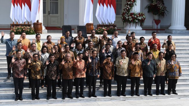 Presiden Joko Widodo dan Wapres Ma'ruf Amin memperkenalkan jajaran menteri Kabinet Indonesia Maju di Istana Merdeka, Jakarta, Rabu (23/10). [ANTARA FOTO/Wahyu Putro]