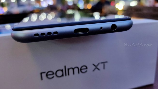 Review Realme XT. [Suara.com/Tivan Rahmat]  