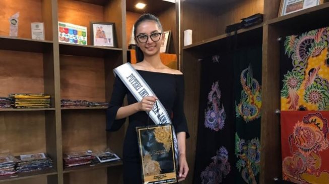 Putri Indonesia Jawa Timur 2019 Bella Putri Ekasandra Putri saat mengunjungi rumah Batik Tulis Canteng Koneng di Jl Kartini Desa Pangarangan Sumenep. (Suara.com / Moh Madani)