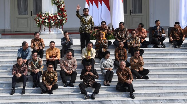 Presiden Joko Widodo dan Wapres Ma'ruf Amin memperkenalkan jajaran menteri Kabinet Indonesia Maju di Istana Merdeka, Jakarta, Rabu (23/10). [ANTARA FOTO/Wahyu Putro]
