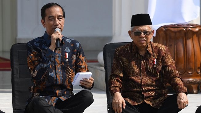 Presiden Joko Widodo dan Wapres Ma'ruf Amin memperkenalkan jajaran menteri Kabinet Indonesia Maju di Istana Merdeka, Jakarta, Rabu (23/10). [ANTARA FOTO/Wahyu Putro]