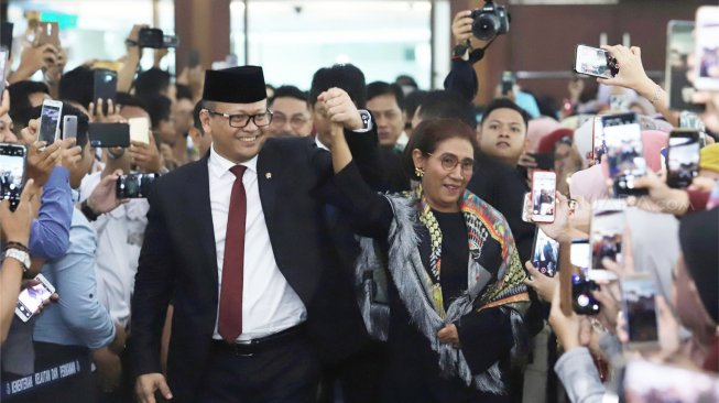 Mantan Menteri Kelautan dan Perikanan Susi Pudjiastuti (kanan) didampingi Menteri Kelautan dan Perikanan Edhy Prabowo acara serah terima jabatan (Sertijab) di Kantor Kementerian Kelautan dan Perikanan (KKP), Jakarta, Rabu (23/10). [(Suara.com/Angga Budhiyanto]
