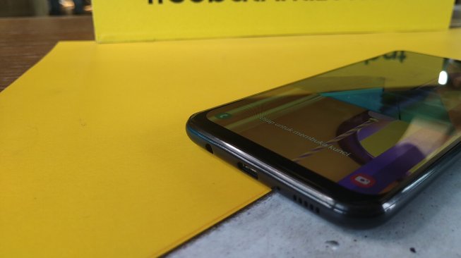 Ports atau lubang colokan Samsung Galaxy M30s, ponsel yang diluncurkan di Jakarta, Rabu (23/10/2019). [Suara.com/Tivan Rahmat]