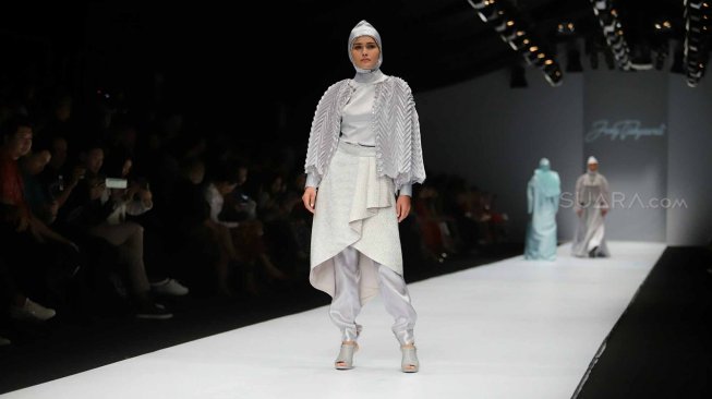 Model mengenakan busana rancangan Jeny Tjahyawati yang bertajuk "The Ethnic of West Sumatra" saat Jakarta Fashion Week 2020 di Senayan City, Jakarta, Selasa (22/10). [Suara.com/Arya Manggala]