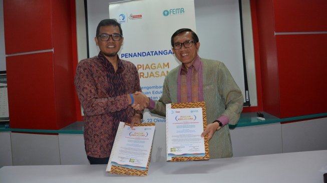 Penandatanganan kerja sama Sarihusada dengan FEMA IPB untuk mengembangkan Modul Pelatihan Cegah Stunting untuk Usia Remaja. (Dok. Danone/Sarihusada)