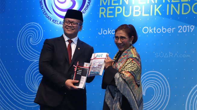 Mantan Menteri Kelautan dan Perikanan Susi Pudjiastuti (kanan) didampingi Menteri Kelautan dan Perikanan Edhy Prabowo, menyampaikan sambutan dalam acara serah terima jabatan (Sertijab) di Kantor Kementerian Kelautan dan Perikanan (KKP), Jakarta, Rabu (23/10). [(Suara.com/Angga Budhiyanto]

