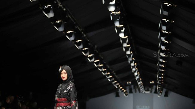 Model mengenakan busana rancangan De Irma yang bertajuk "The Ethnic of West Sumatra" saat Jakarta Fashion Week 2020 di Senayan City, Jakarta, Selasa (22/10). [Suara.com/Arya Manggala]