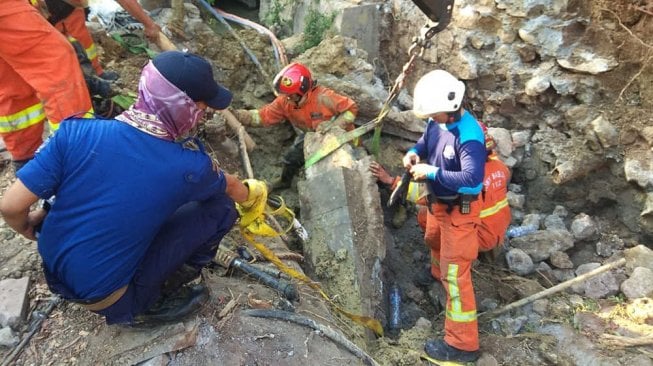 Setengah Jam Tertimbun Lumpur, Dua Pekerja Proyek Saluran Air Selamat