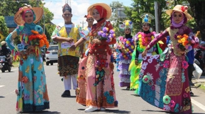 Acara Recycle Fashion Carnival (RFC) yang diramaikan kalangan pelajar dan generasi muda di Bantul tahun 2018 lalu. [Dok. Pemkab Bantul]