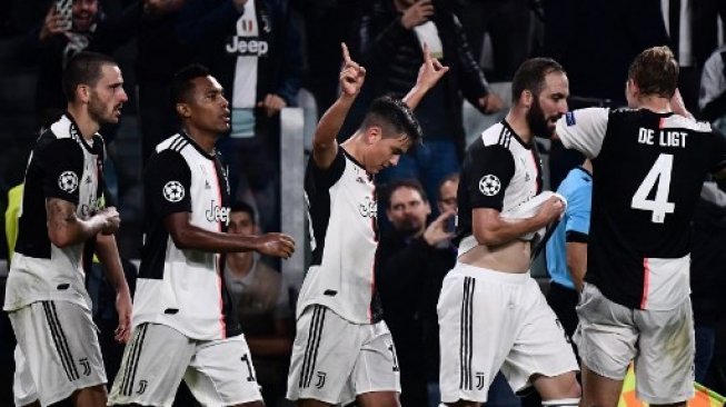 Striker Juventus Paulo Dybala (tengah) melakukan selebrasi setelah mencetak gol ke gawang Lokomotiv Moskow dalam lanjutan Grup D Liga Champions di Juventus stadium, Turin. Marco Bertorello / AFP