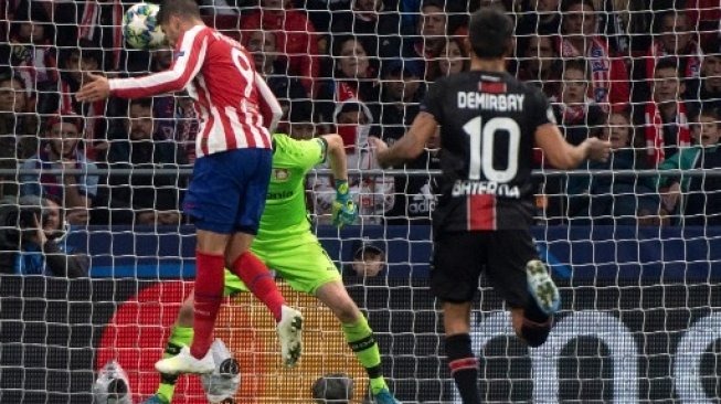 Striker Atletico Madrid Alvaro Morata mencetak gol ke gawang Bayer Leverkusen lewat sundulannya dalam laga Grup D Liga Champions di  Wanda Metropolitano stadium. CURTO DE LA TORRE / AFP