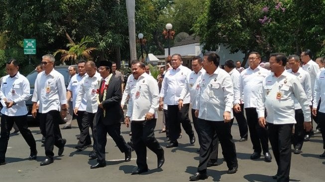 Tepuk Tangan dan Rangkaian Bunga Sambut Mahfud MD di Kemenkopolhukam