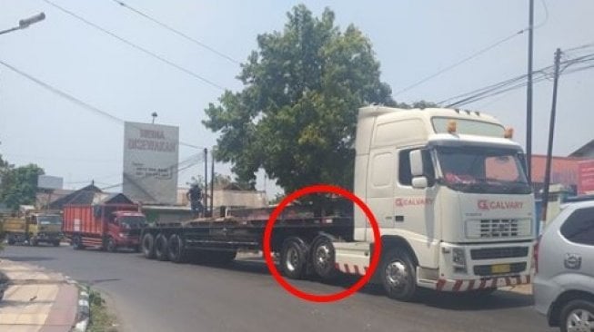 Ban Tengahnya Tak Menyentuh Aspal, Kendaraan Ini Dituduh Truk Hantu