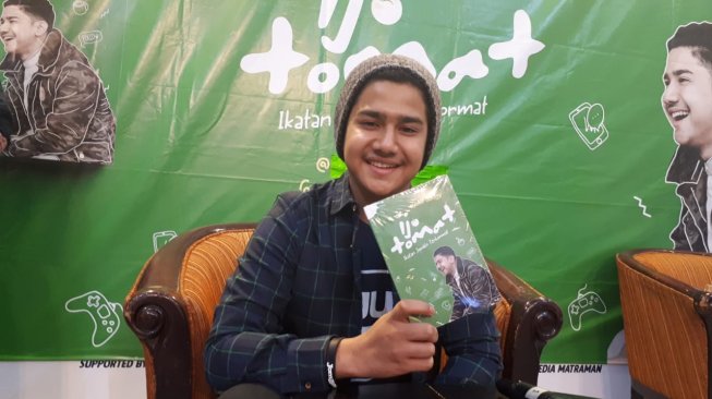 Syakir Daulay merilis buku berjudul Ijo Tomat. 