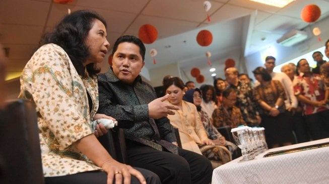 Menteri BUMN Erick Thohir (kanan) berbincang dengan mantan Menteri BUMN Rini Soemarno (kiri) disela serah terima jabatan di Kementerian BUMN, Jakarta, Rabu (23/10). [ANTARA FOTO/Akbar Nugroho Gumay]