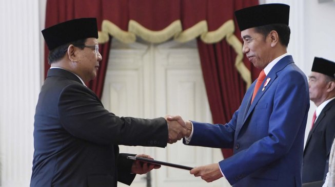 Ekspresi Prabowo Saat Dilantik Jadi Pembantu Jokowi