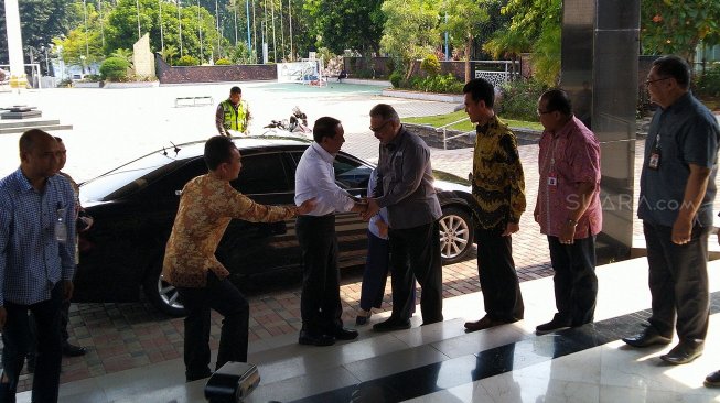 Menpora Zainudin Amali menyalami jajaran pegawai Kemenpora usai dilantik oleh Presiden Joko Widodo (Jokowi) di Istana Negara, Rabu (23/10/2019). [Suara.com/Arief Apriadi]