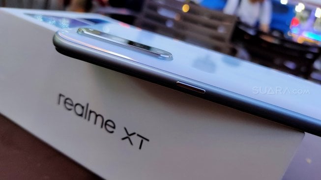 Review Realme XT. [Suara.com/Tivan Rahmat]