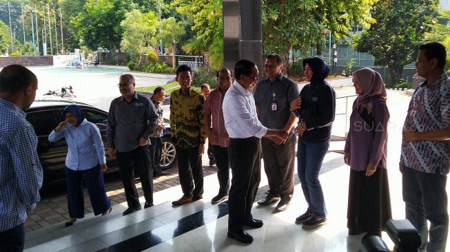 Menpora Zainudin Amali menyalami jajaran pegawai Kemenpora usai dilantik oleh Presiden Joko Widodo (Jokowi) di Istana Negara, Rabu (23/10/2019). [Suara.com/Arief Apriadi]