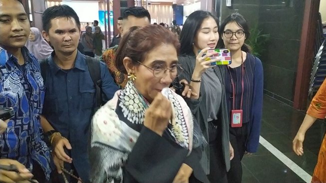 Susi Pudjiastuti Menteri Nyentrik Bertato Akhirnya Nangis di KKP