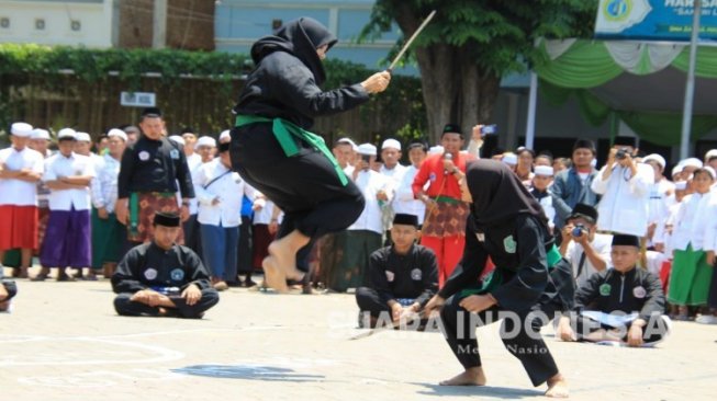 Atraksi Beladiri dan Kekebalan Tubuh Warnai Perayaan HSN di Ponpes Genggong