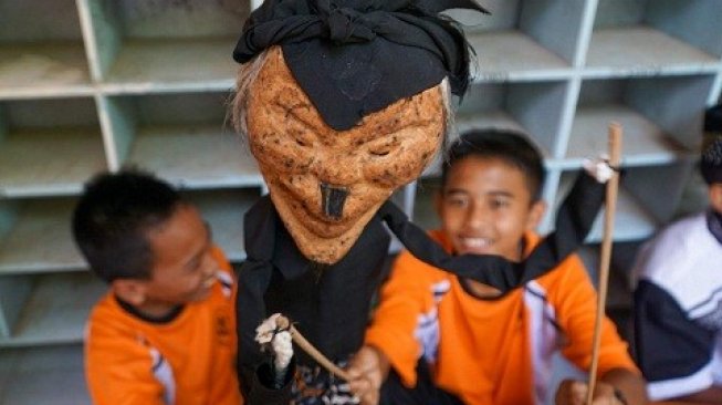Keren! Siswa SMPN 2 Baturraden Bikin Wayang dari Limbah Botol Plastik