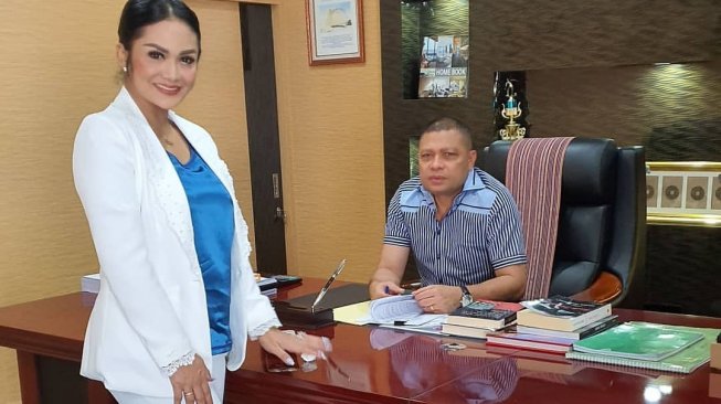 Krisdayanti mendatangi kantor suami, Raul Lemos di Timor Leste. [Instagram]