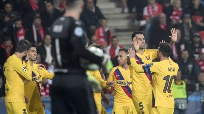  Para pemain Barcelona merayakan keunggulan timnya setelah pemain Slavia Praha melakukan gol bunuh diri dalam laga Liga Champions di  Sinobo Stadium, Praha. Michal CIZEK / AFP