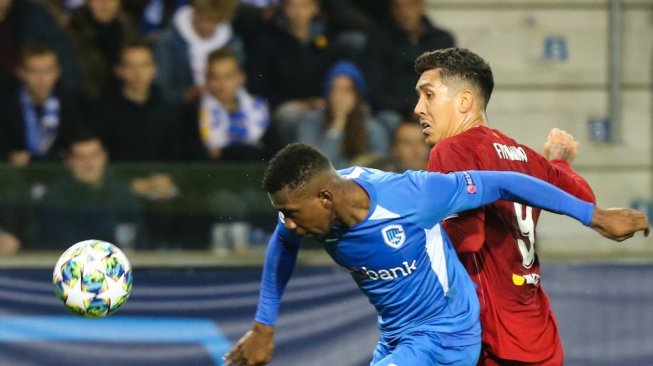 Penyerang Liverpool, Roberto Firmino berebut bola dengan bek Genk, Carlos Cuesta pada lanjutan Liga Champions 2019/20 di Luminus Arena, Kamis (24/10/2019). [François WALSCHAERTS / AFP]