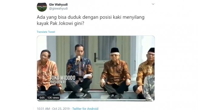 Pose duduk Presiden Jokowi saat memperkenalkan Kabinet Indonesia Maju. [Twitter]