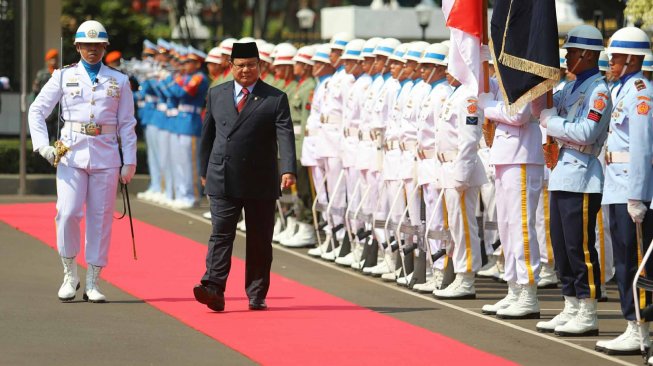 Menteri Pertahanan Prabowo Subianto saat upacara penyambutan militer di Kementerian Perhatanan, Jakarta, Kamis (24/10). [Suara.com/Arya Manggala]