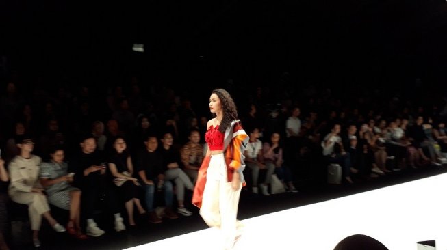 Brand lokal SEBE11AS by Hakim Satriyo & Riyam Dayani unjuk gigi dalam gelaran Jakarta Fashion Week 2020, Rabu, (23/10/2019).