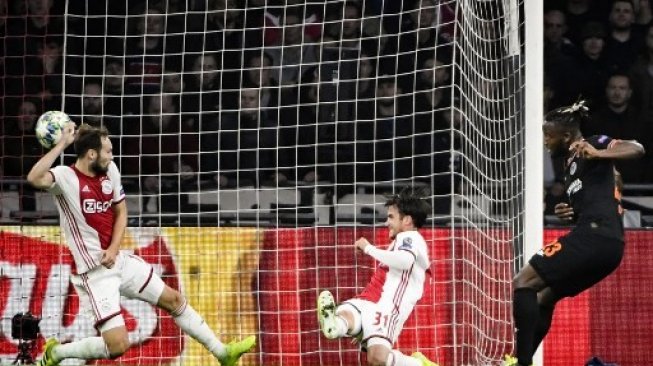 Striker Chelsea Michy Batshuayi (kanan) melepaspkan tendangan guna menjebol gawang Ajax Amsterdam dalam laga Liga Champions di Johan Cruijff Arena, Amsterdam. John THYS / AFP