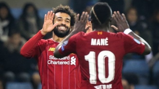 Pemain Liverpool Mohamed Salah (kiri) merayakan golnya dengan striker Liverpool Sadio Mane saat laga Liga Champions Grup E di Luminus Arena, Genk.François WALSCHAERTS / AFP