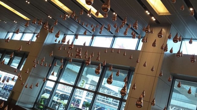 Kinetic Rain, salah satu instalasi di terminal Changi Airport (Wikimedia Commons Ronggy)