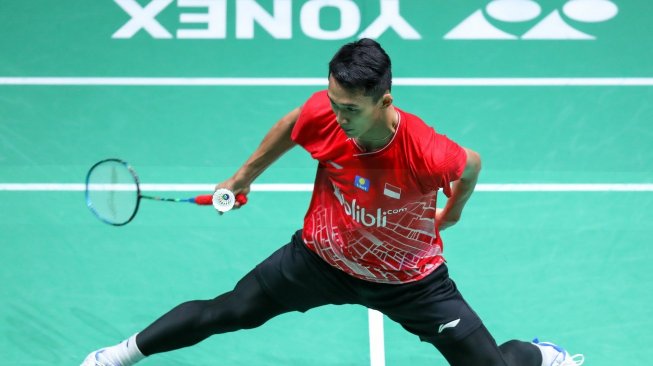 Pebulutangkis tunggal putra Indonesia, Jonatan Christie, menang atas Lee Cheu Yiu (Hong Kong) di babak kedua French Open 2019, Kamis (24/10). [Humas PBSI]