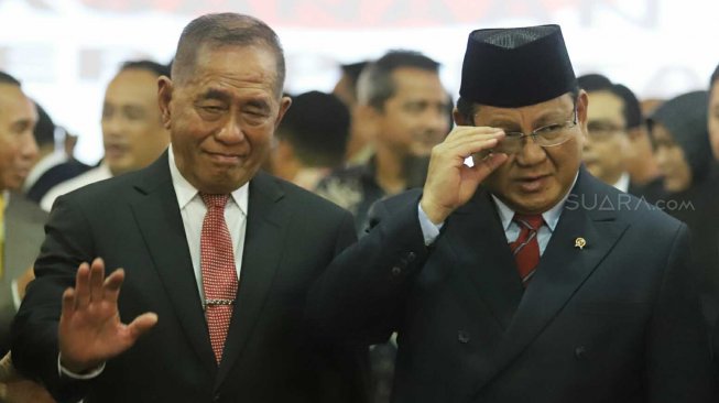 Menteri Pertahanan Prabowo Subianto bersama mantan Menteri Pertahanan Ryamizard Ryacudu saat acara penyerahan memorandum pelaksana tugas Menteri Pertahanan di Kementerian Pertahanan, Jakarta, Kamis (24/10). [Suara.com/Arya Manggala]