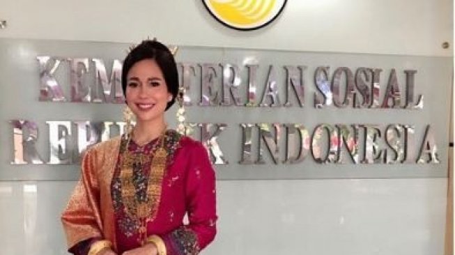 Potret Cantik Loemongga Haoemasan, Istri Menperin yang Suka Berkebaya