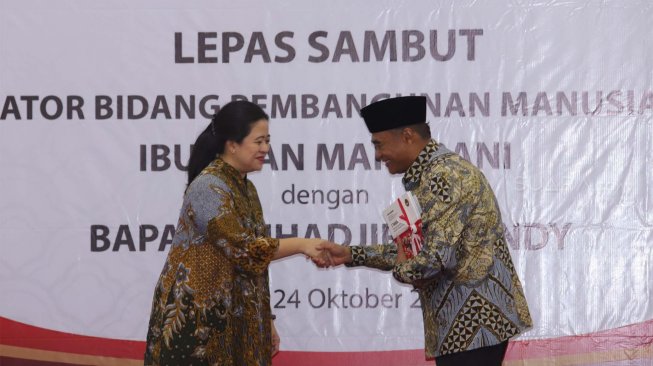 Mantan Menko Bidang Pembangunan Manusia Kemanusiaan (PMK), Puan Maharani memberikan sambutan saat acara lepas sambut Menko PMK di Gedung Kemenko PMK, Jakarta, Kamis (24/19). [Suara.com/Angga Budhiyanto]