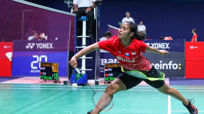 Pebulutangkis tunggal putri Indonesia, Gregoria Mariska Tunjung, terhenti di babak pertama French Open 2019 usai kalah dari He Bing Jiao (China), Rabu (23/10). [Humas PBSI]