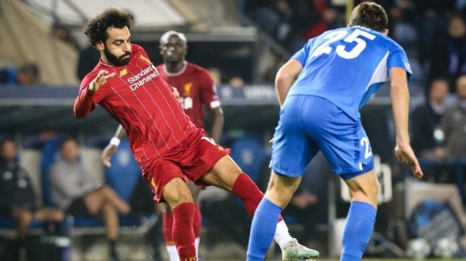 Bek Genk, Sander Berge membayangi penyerang Liverpool, Mohamed Salah pada lanjutan Liga Champions 2019/20 di Luminus Arena, Kamis (24/10/2019). [François WALSCHAERTS / AFP]