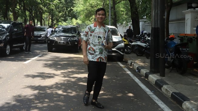 Putra pertama Presiden Joko Widodo, Gibran Rakabuming Raka berjalan menuju kediaman Megawati Soekarnoputri di Jalan Teuku Umar, Menteng, Jakarta, Kamis (24/10).[Suara.com/Angga Budhiyanto]