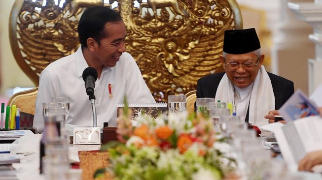 Presiden Joko Widodo (kiri) didampingi Wakil Presiden Ma'ruf Amin (kanan) memimpin sidang kabinet paripurna di Istana Merdeka, Jakarta, Kamis (24/10). [ANTARA FOTO/Akbar Nugroho Gumay]