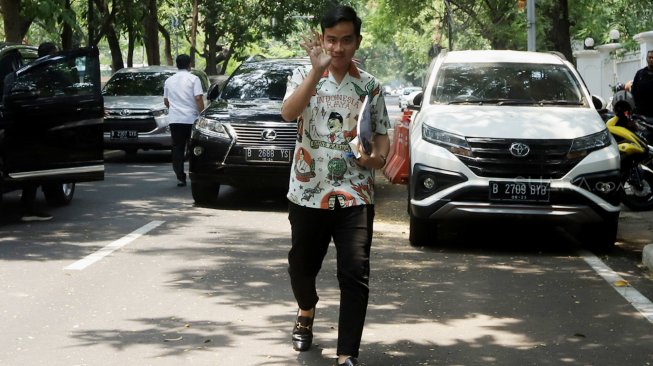 Putra pertama Presiden Joko Widodo, Gibran Rakabuming Raka berjalan menuju kediaman Megawati Soekarnoputri pada Jalan Teuku Umar, Menteng, Jakarta, Kamis (24/10).[Suara.com/Angga Budhiyanto]
