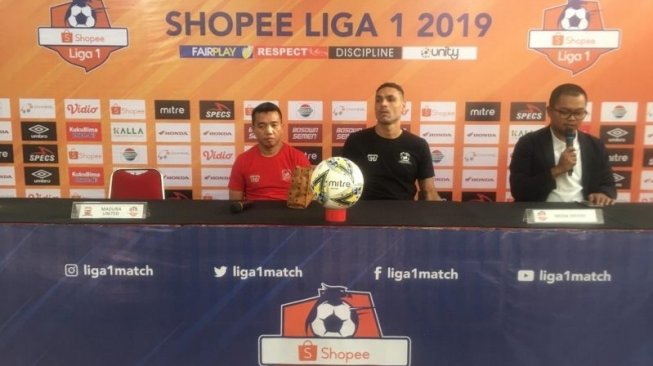 Pelatih Madura United Rasiman (kiri) pada sesi jumpa pers jelang kontra PSM di Makassar, Rabu,(23/10). ANTARA/HO/Media PSM