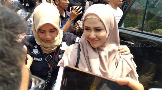 Rey Utami terlihat cantik saat diserahkan ke kejaksaan, Kamis (24/10/2019). [Sumarni/Suara.com]