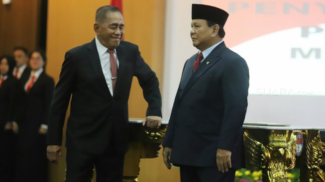 Menteri Pertahanan Prabowo Subianto bersama mantan Menteri Pertahanan Ryamizard Ryacudu saat acara penyerahan memorandum pelaksana tugas Menteri Pertahanan di Kementerian Pertahanan, Jakarta, Kamis (24/10). [Suara.com/Arya Manggala]